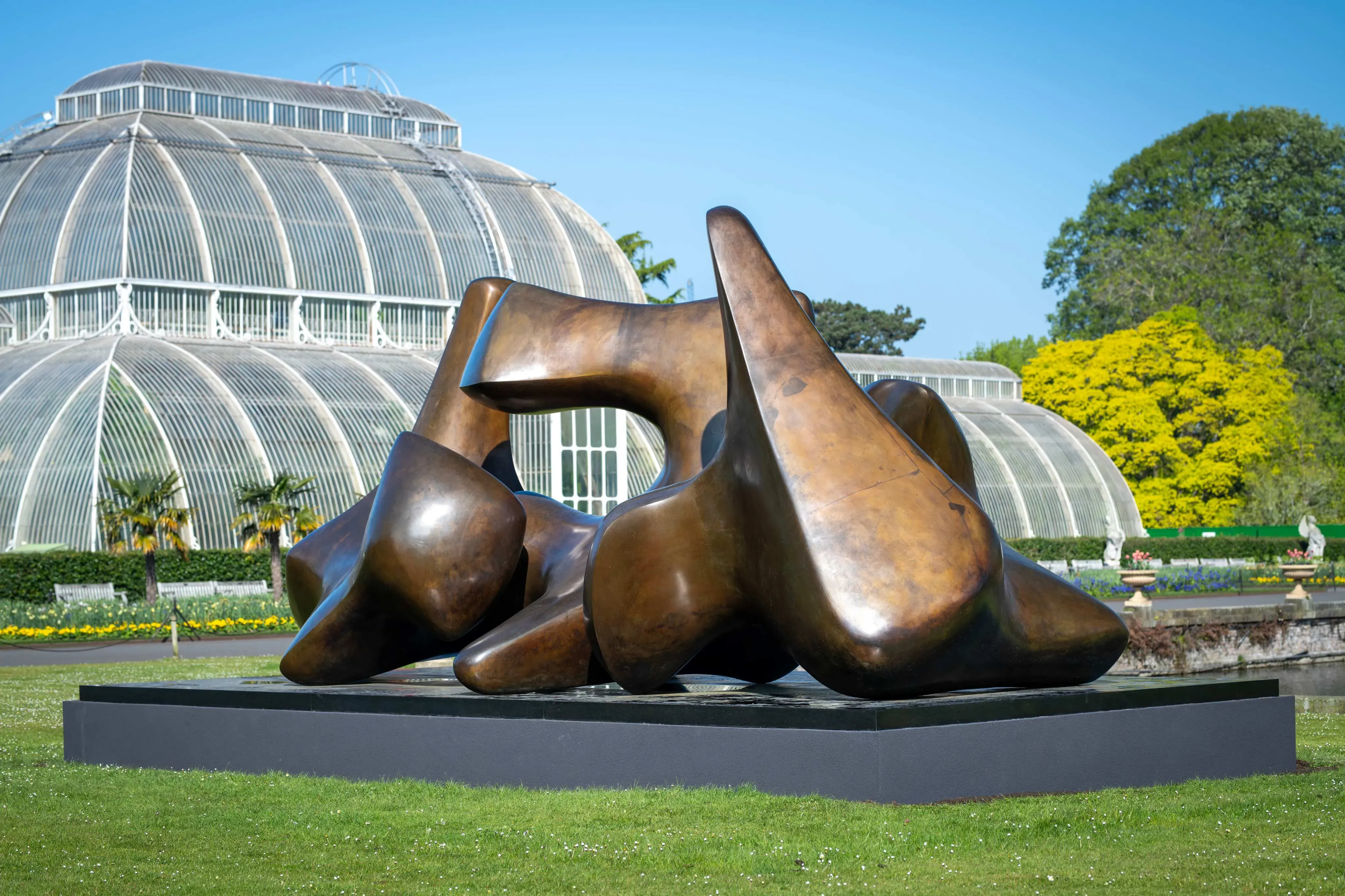 Henry Moore - Three Piece Sculpture Vertebrae, in front of Kew's Palm House
