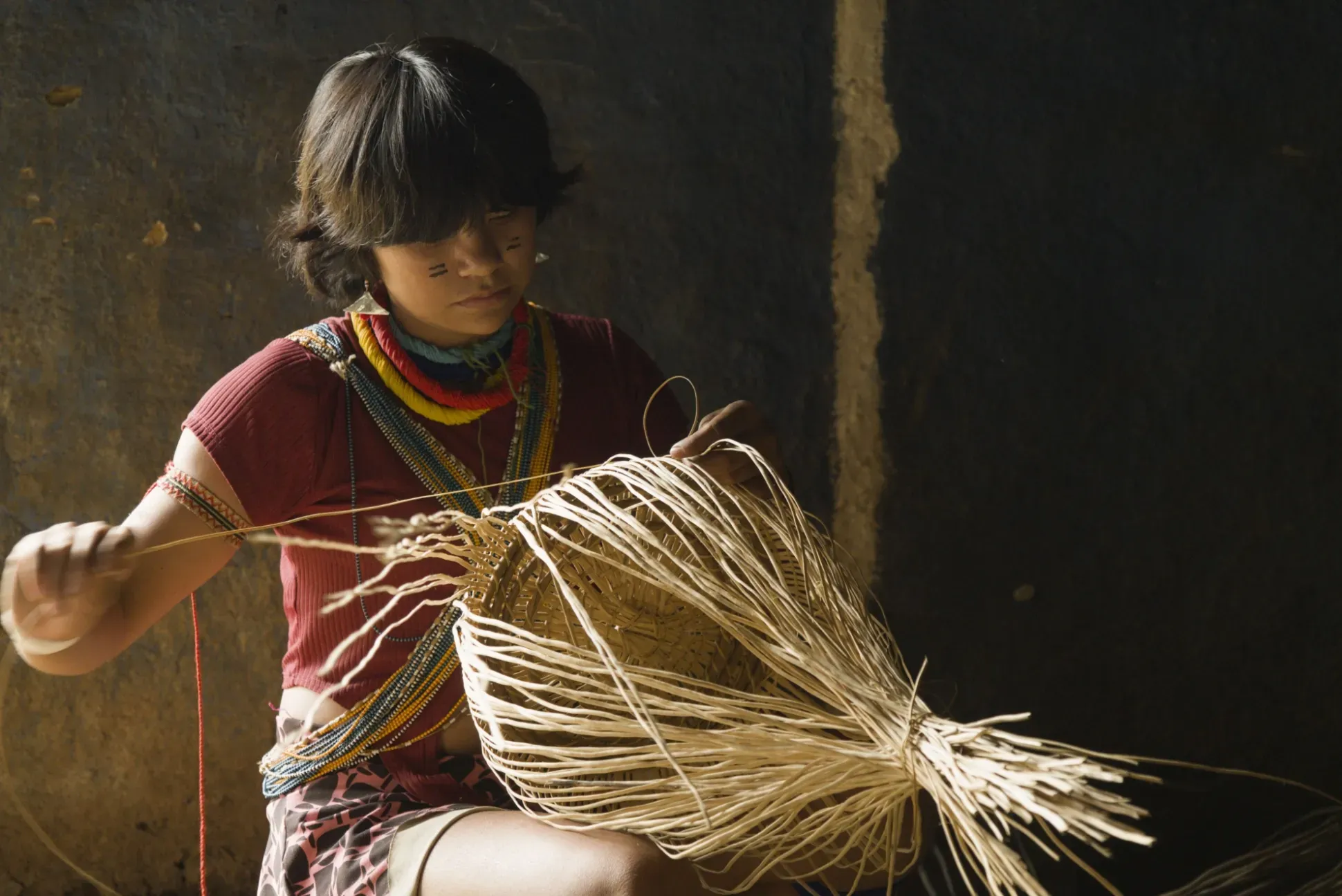 Raniely Serume Rodrigues weaving a wasshawa basket from Heteropsis spp.m