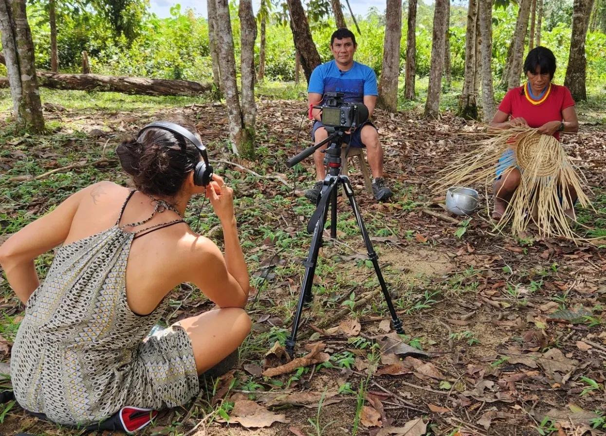 Majoí Gongora recording Felicia Soares da Silva, with Robelio Claudio Rodrigues as interviewer and translator 
