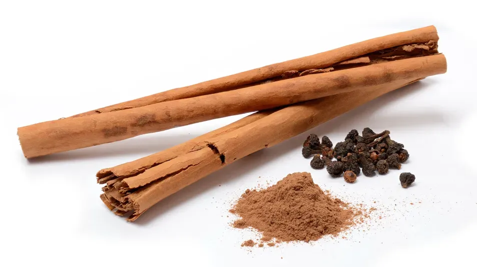 Cinnamon sticks, flowers and powder
