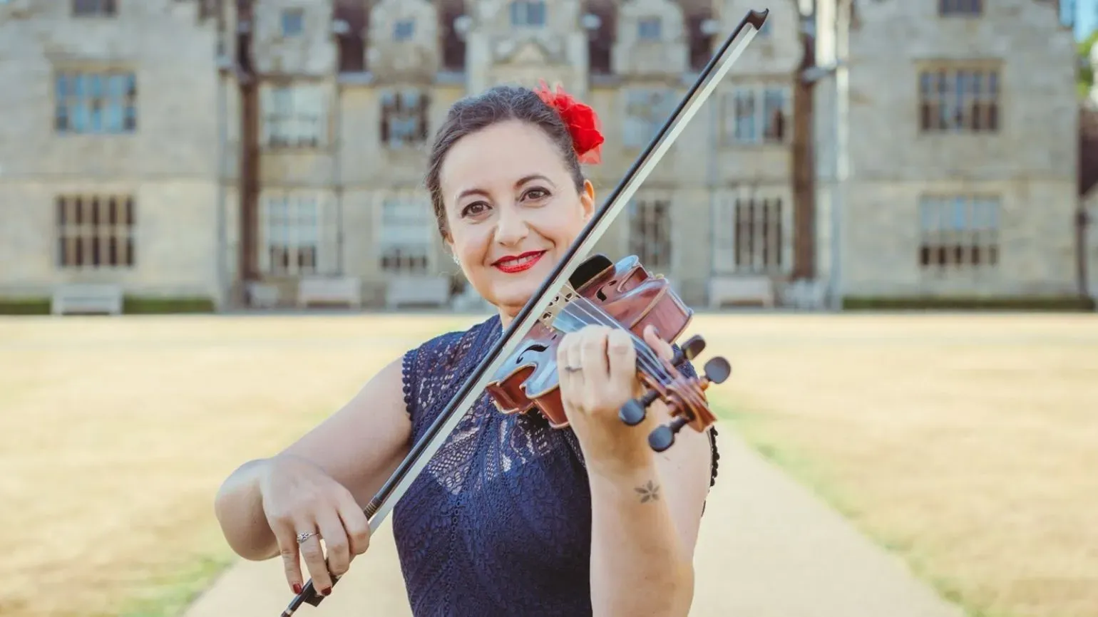 Violinist in front of the Wakehurst Mansion