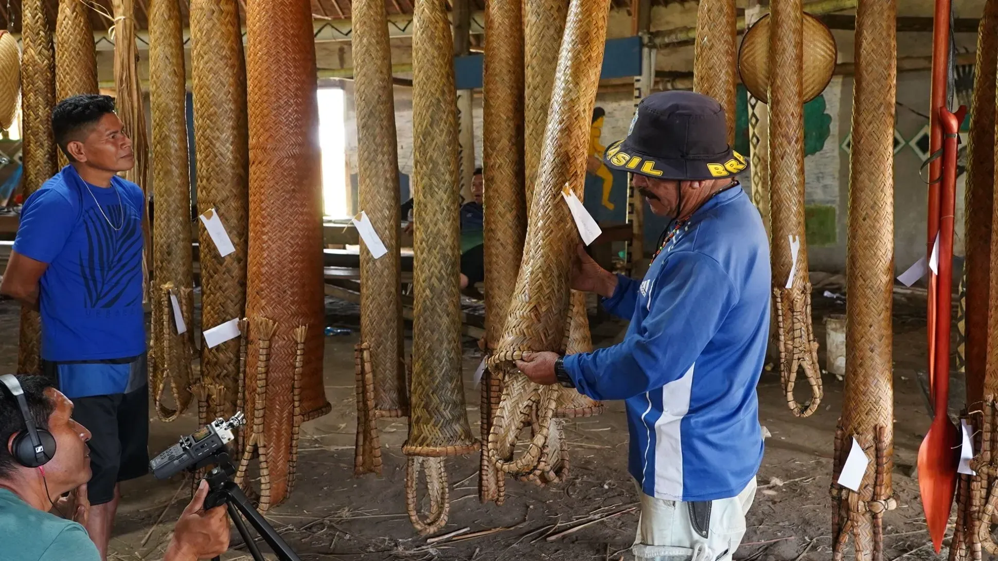 Tomas Jocelino Rodrigues and Eliezer Maldonado da Silva discussing the tönköi (tipiti) baskets made during the practical workshop 