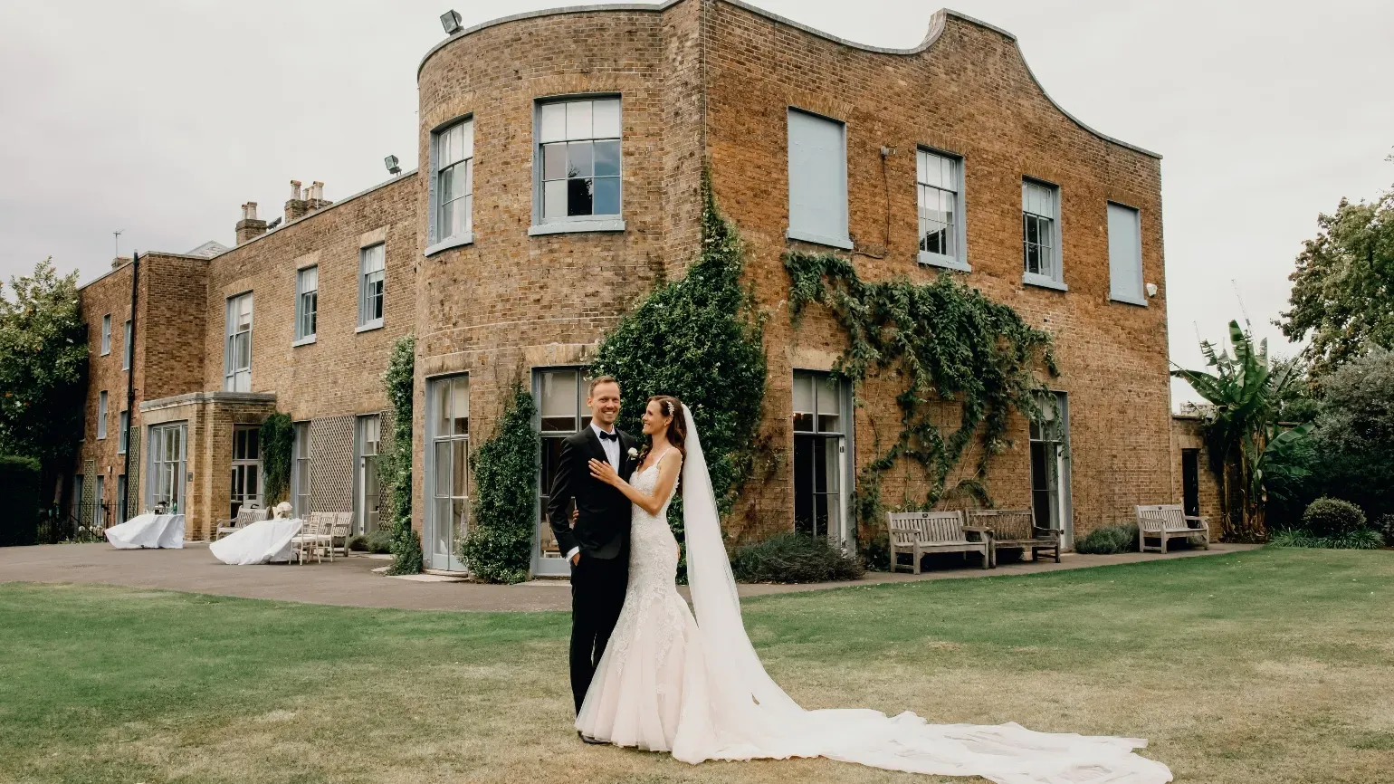 Couple photographs at Cambridge Cottage