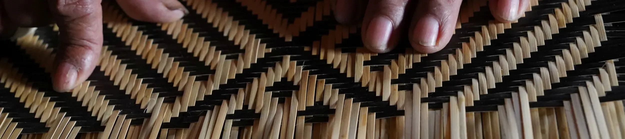 Weaving with  Claudio Manoel Rodrigues